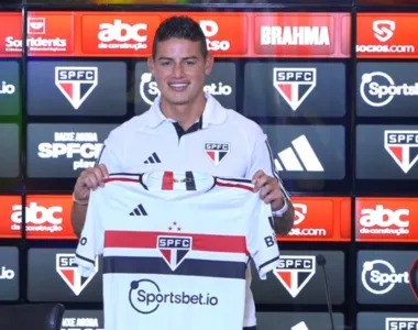 James Rodriguez durante apresentação nesta terça-feira (1)