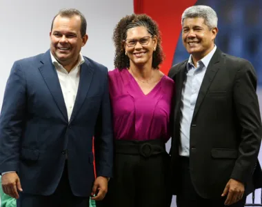Governador bota Fabya Reis no meio do bolo pra Salvador