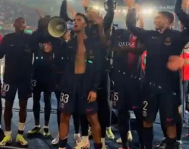 Jogadores do PSG em comemoração com a torcida