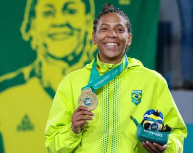 Rafaela Silva exibe medalha de ouro