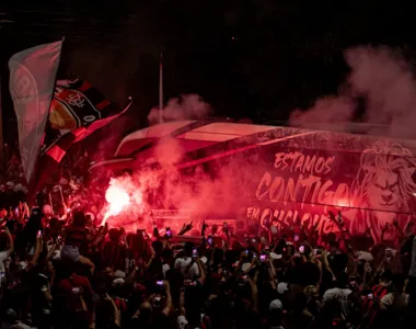 Torcida do Vitória faz festa nas imediações do Barradão