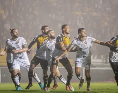 Debaixo de chuva, Vitória perde para o Criciúma, neste domingo (8), no Heriberto Hülse