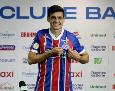 Léo Cittadini com a camisa do Bahia em sua apresentação