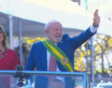 Lula chegou ao desfile em carro aberto, em pé, acompanhado da primeira-dama Janja da Silva