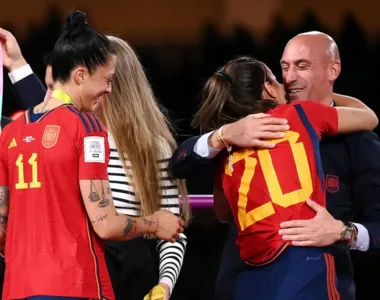 Beijo aconteceu na cerimônia de premiação da Copa feminina