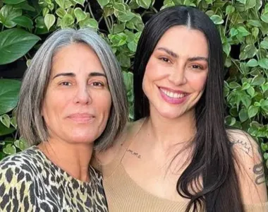 Glória Pires e sua filha, Cleo, se beijam em vídeo