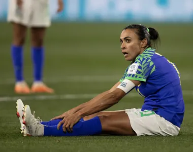 Marta no chão durante o jogo do Brasil