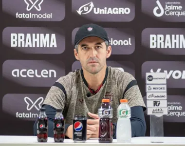 Léo Condé durante entrevista coletiva na sala de imprensa do Barradão