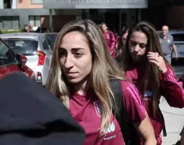 Olga Carmona e Athenea Del Castillo (à direita) se apresentam à Seleção da Espanha