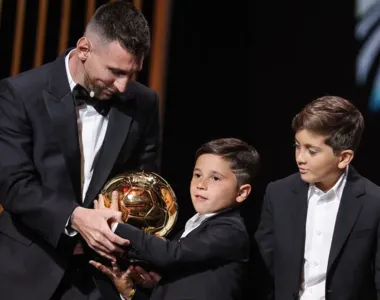 Lionel Messi com seus filhos após receber Bola de Ouro