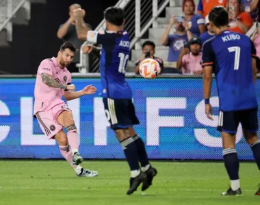 Messi deu uma grande assistência para o empate no fim do jogo