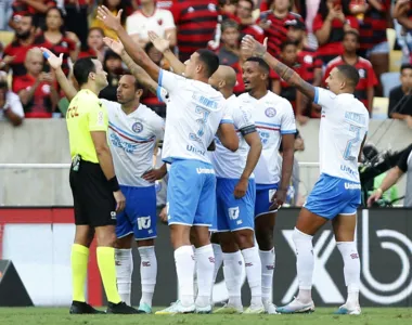 Jogadores do Bahia reclamam com a arbitragem na derrota para o Flamengo