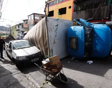 Caminhão carregado com café subia a Ladeira do Bambu quando começou a perder força até tombar