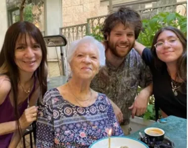 Celeste Fishbein ao lado da mãe e da avó brasileiras, Sarah Fishbein, de 94 anos, e Gladys Fishbein