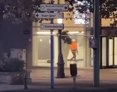 No momento do ataque, homem estava com uma arma longa