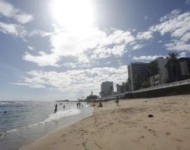 Briga entre duas mulheres na praia do Porto da Barra assusta banhistas e turistas