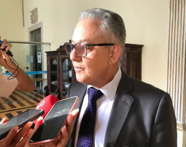 Isnard manda a real em bate-papo com a imprensa