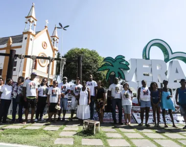 Familiares das vítimas reunidos na praça de Mar Grande para um momento de oração