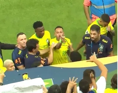 Neymar se revolta na saída de campo após ser atingido por caso de pipoca e xinga torcedor