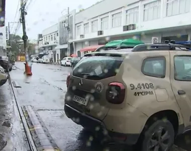 Policiamento está reforçado no Alto das Pombas e agentes da PM começaram incursão em busca dos suspeitos