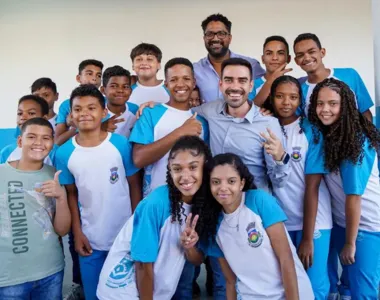 O prefeito Junior Marabá com os estudantes da Rede Municipal de Ensino