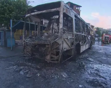Ônibus foi interceptado e incendiado na Av Cardeal Dom Avelar Brandão Vilela