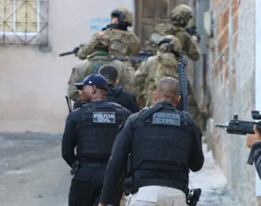 Equipes das Polícias Civil e Federal durante ações de combate ao crime organizado em Salvador