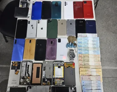 Com os suspeitos, a PM encontra 19 smartphones, 2 porções de maconha, 3 baterias de celulares, aparelhos celulares desmontados e 1 relógio