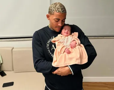 MC Poze com sua filha recém-nascida Manuela