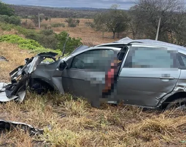 https://www.bnews.com.br/noticias/policia/videos-bonde-da-kombi-invade-empresa-de-salvador-e-causa-prejuizo-de-r-80-mil.html