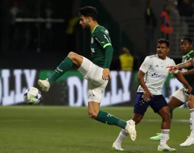 Flaco López anota o gol palmeirense no apagar das luzes