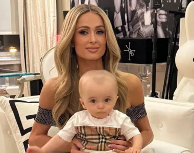 Cabeça do filho de Paris chamou atenção nas redes sociais