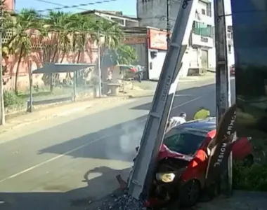 Momento do acidente e movimentação dos passageiros foram flagrados por câmeras de segurança