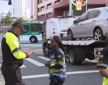 Transalvador faz a remoção do carro e normaliza tráfego na via