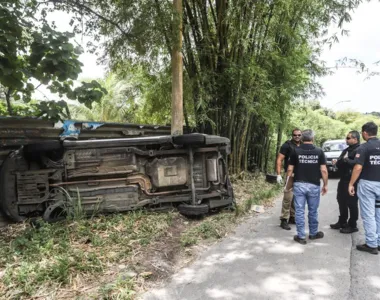 Um motorista se assustou durante o tiroteio, e o carro avabou virando; Polícia Civil acompanha