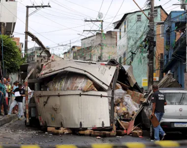 Veículo capotou na manhã desta sexta-feira (25)