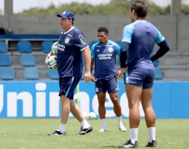 Rogério tem quebrado a cabeça pra montar o time