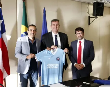 Ferran Soriano, CEO do Grupo City, ao lado do prefeito Bruno Reis e de Guilherme Bellintan