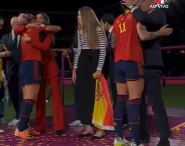 Jenni Hermoso recebe beijo de Luis Rubiales, presidente da Federação Espanhola de Futebol