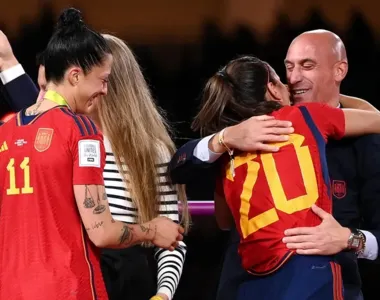 Luis Rubiales beijou a força a atacante Jenni Hermoso na decisão da Copa do Mundo Feminina