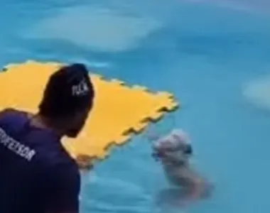 Professor deixou criança submersa na piscina