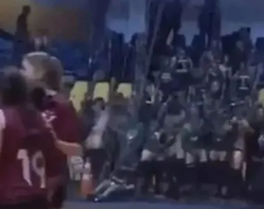Cenas foram registradas durante partida de vôlei feminino