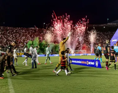 Time do Vitória entrando em campo