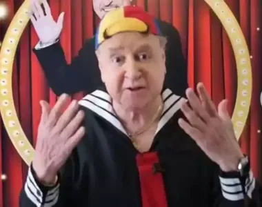 Carlos Villagrán vestido de Quico em propaganda anti-imigração ilegal