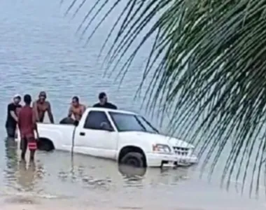 Não há informações sobre como o carro foi parar no local