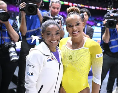 Simone Biles e Rebeca Andrade dividiram cinco pódios