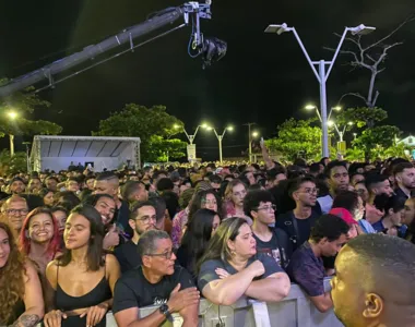 Pitty se apresentou gratuitamente no Rio Vermelho