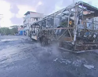 Ônibus incendiado em Jardim Santo Inácio fazia linha Estação Pirajá-Itapuã