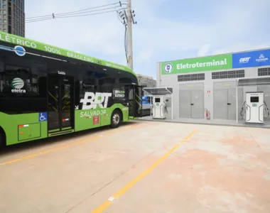 O terminal tem capacidade para carregar 20 ônibus simultaneamente, sendo 10 estações com 2 ônibus cada