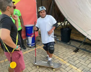 Fernando em seu skate com sua bengala, que o ajuda a realizar as manobras